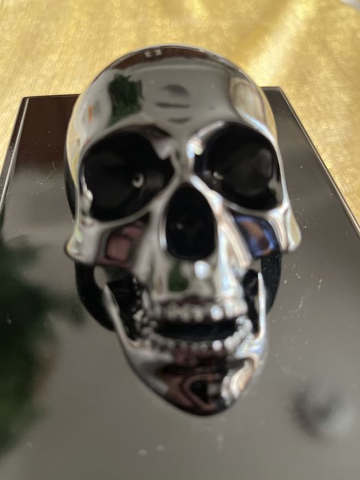 Подарункова скринька з черепом