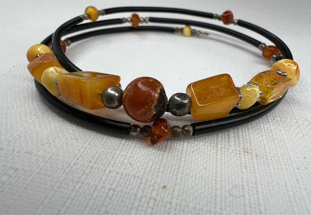 Жіночий браслет на руку з бурштину