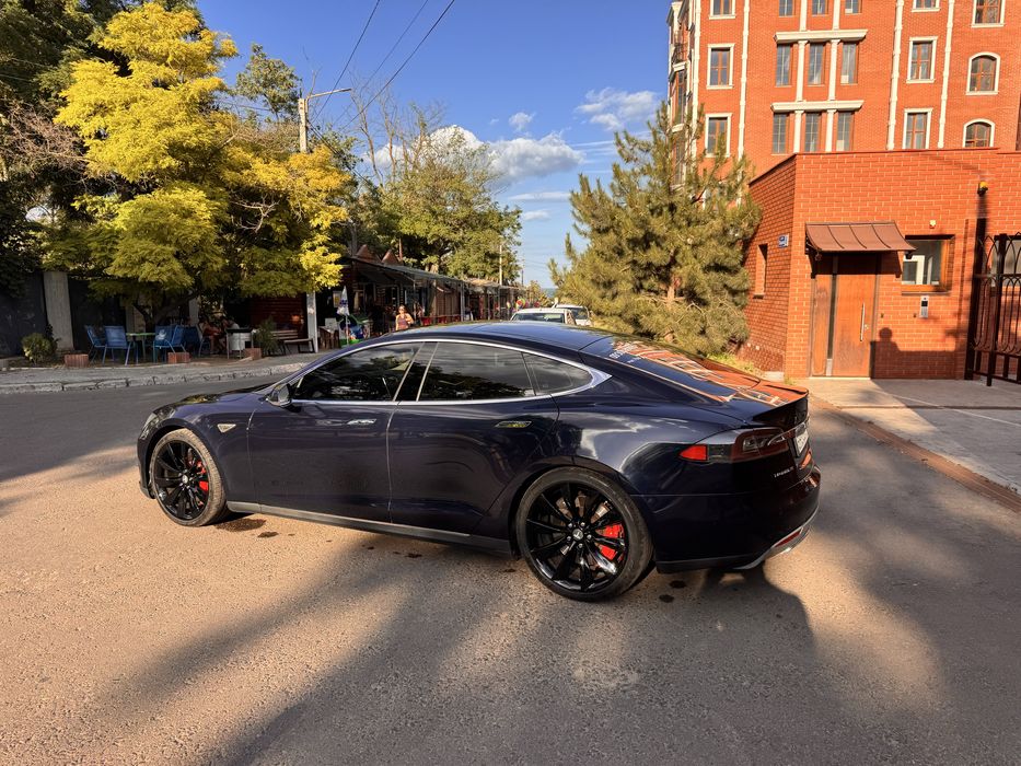 Tesla model s P85+. 2013