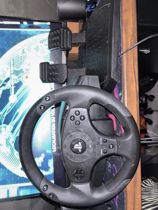 volante Thrustmaster T80, compatível com PS3, PS4 e PC.