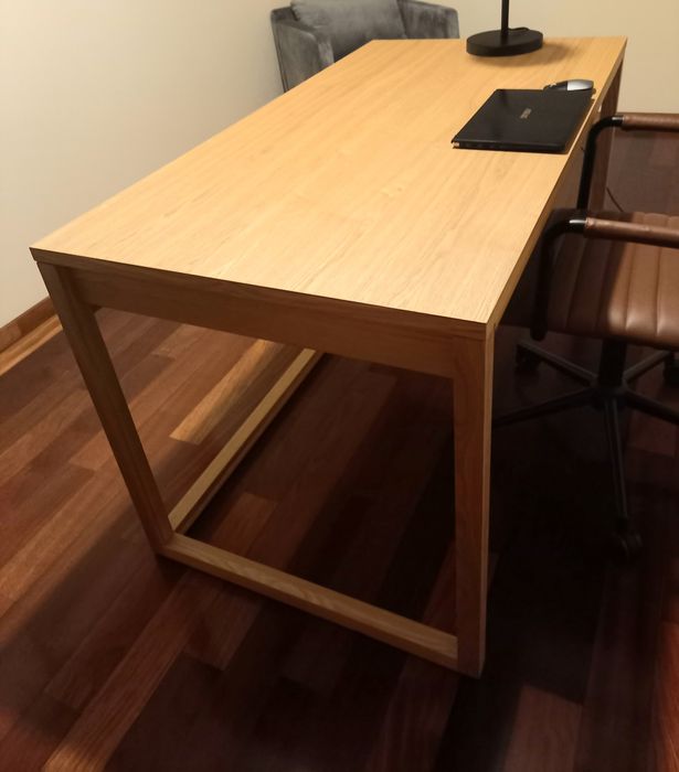 Secretária / Mesa  em Carvalho Desing Único / Nova