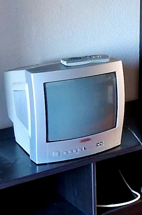 2 TVs pequenas em bom estado