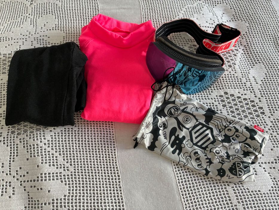 Roupa térmica e óculos de criança para neve