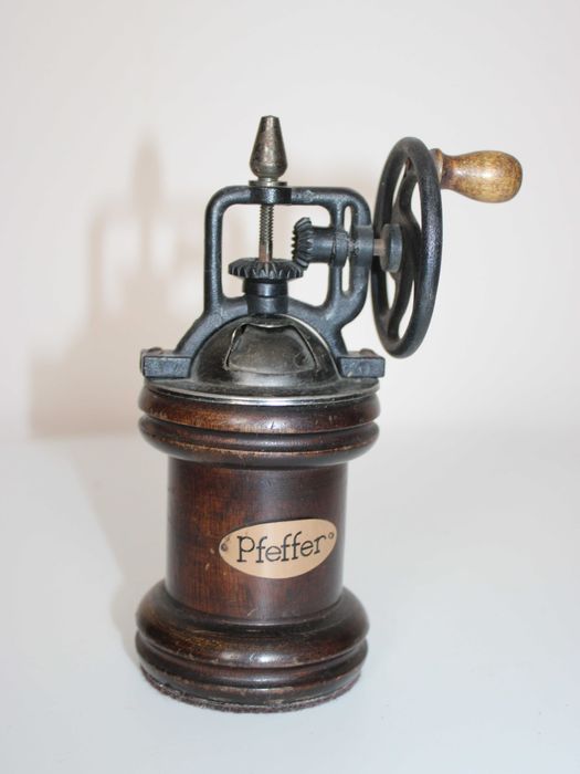 Ręczny młynek do pieprzu w sylu vintage