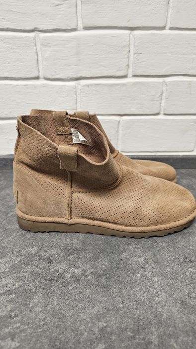 UGG Australia, beżowe zamszowe botki z perforacją, r. 40