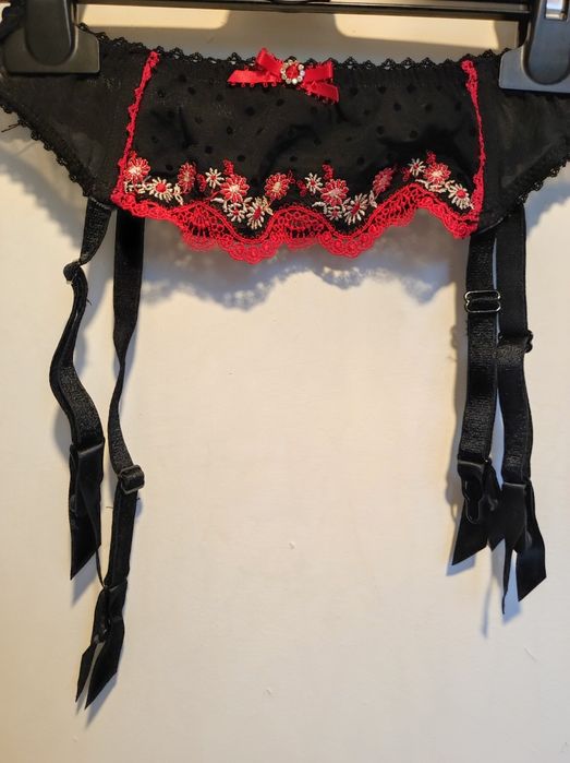 Śliczny pas do pończoch