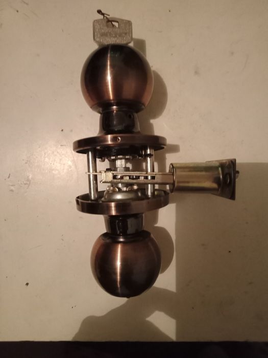 Дверная ручка с защолкой