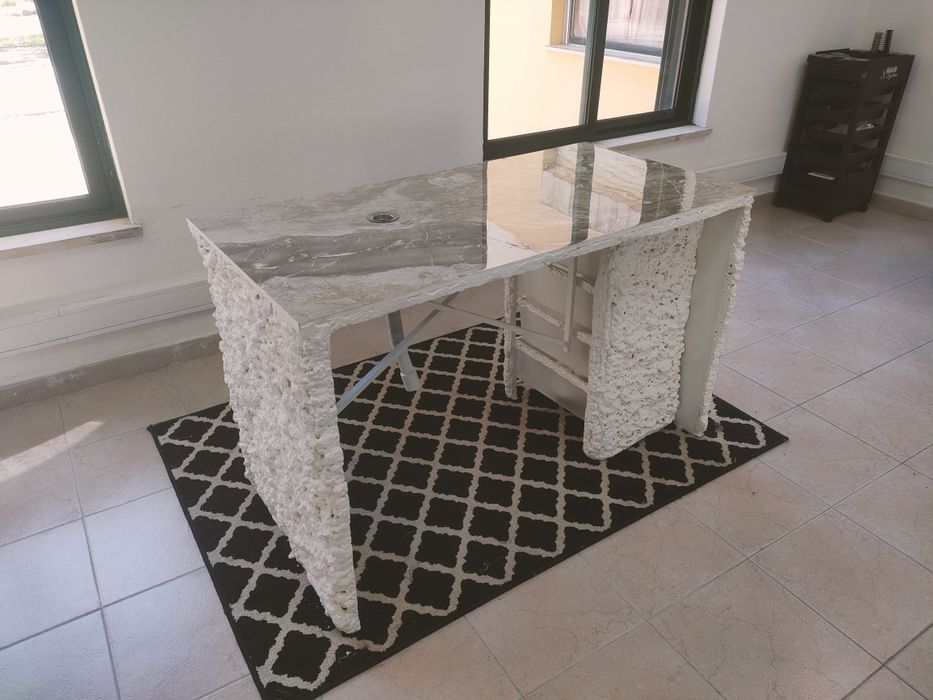 Mesa de trabalho para manicure com arrumação