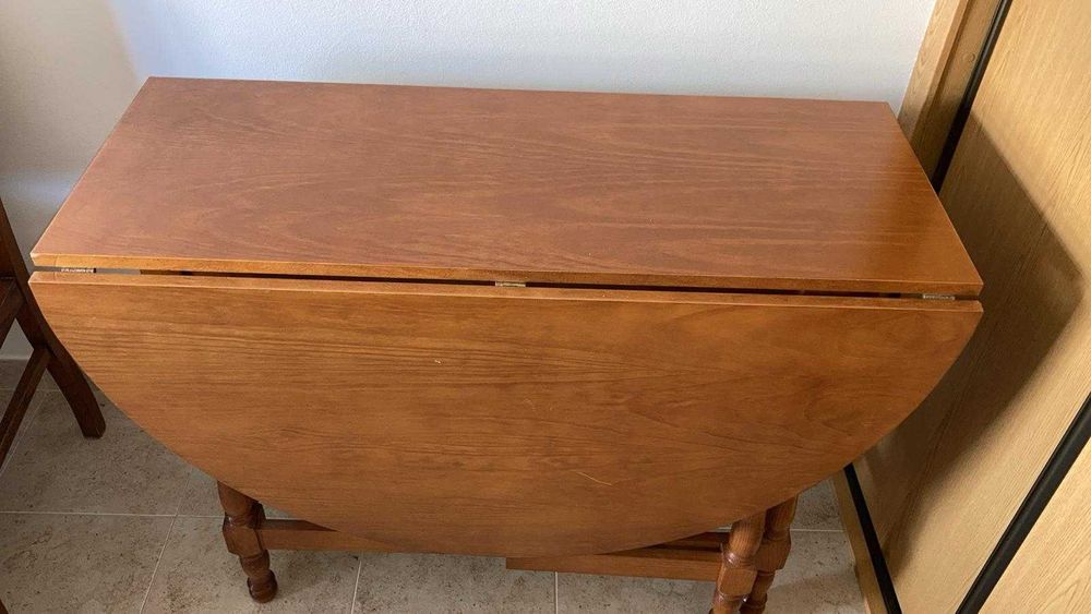 Mesa oval dobravel em madeira