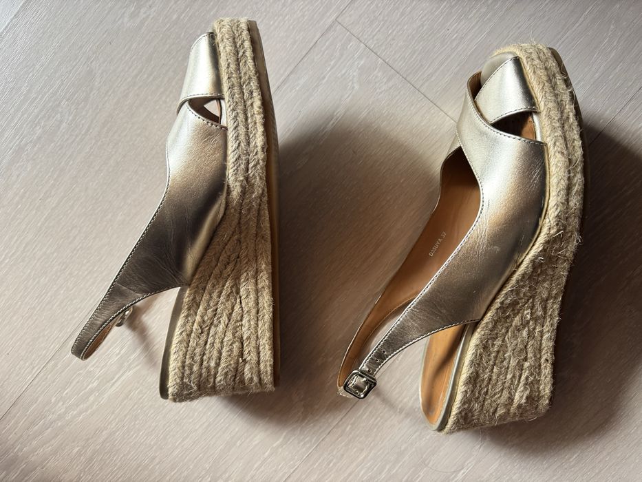 Sandalia Geox dourado