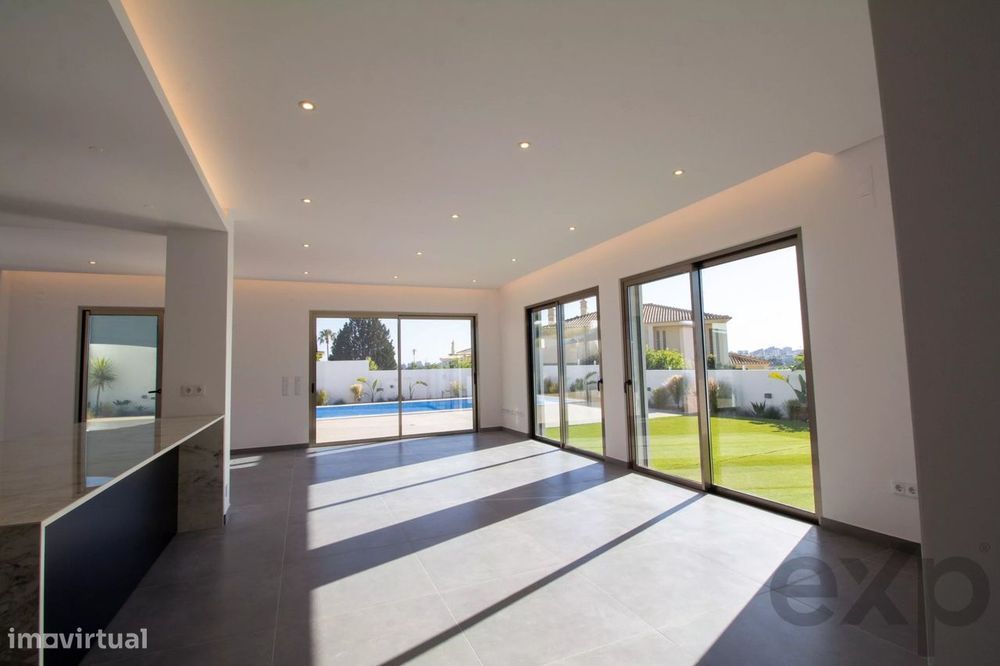 Moradia Contemporânea de Luxo com Vista em Ferragudo