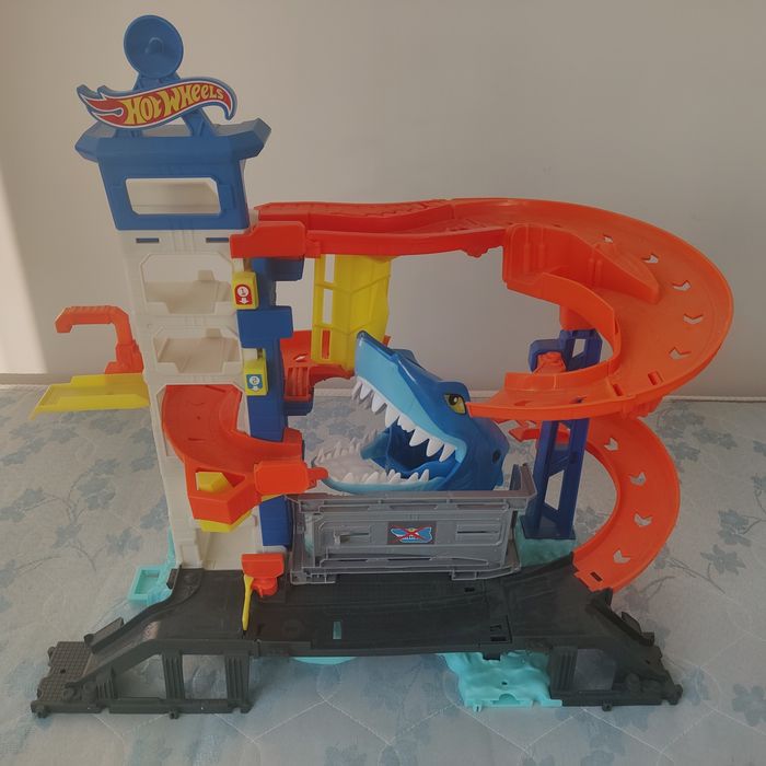 Hot wheels Miejski port Atak rekina