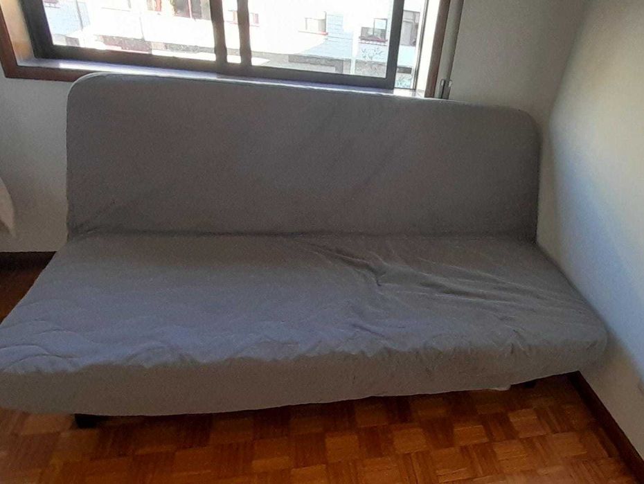 2 Sofas Cama cinzentos. Pouco tempo de uso. Em estado de novo. Montado.