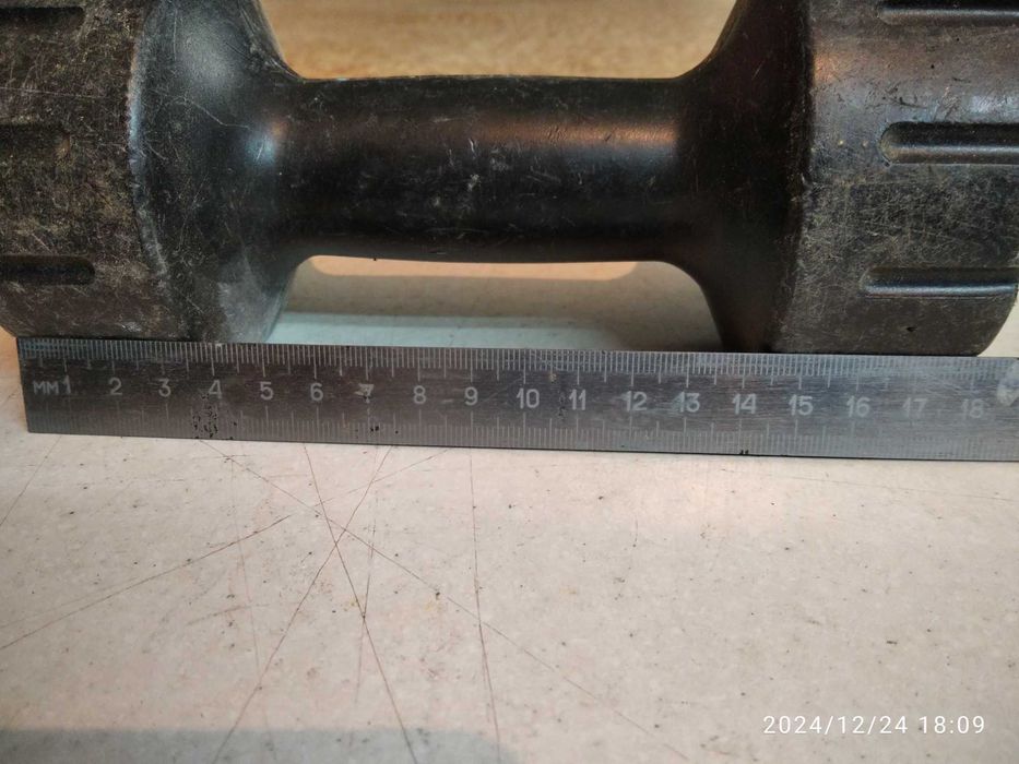 Гантеля 1.5 кг одна.