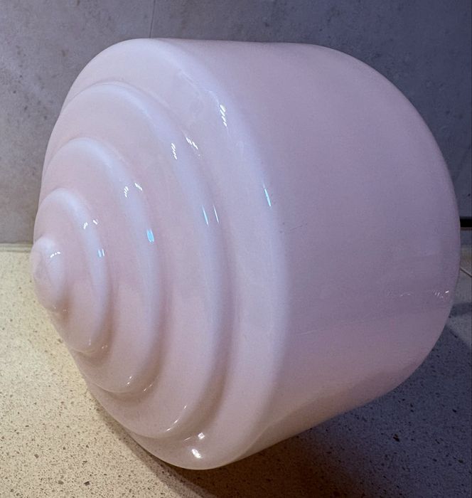 Antigo candeeiro dos anos ‘50 com vidro opalino rosa e armaçào cromada