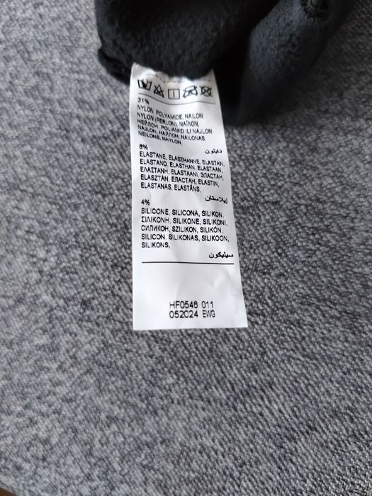 Czarne rękawiczki Nike do biegania i nie tylko obsługa telefonu