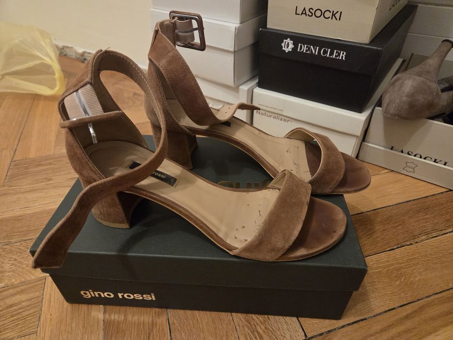 Brązowe zamszowe sandałki Gino Rossi
