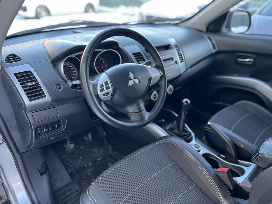 Mitsubishi Outlander XL 2.4 механика 2008г