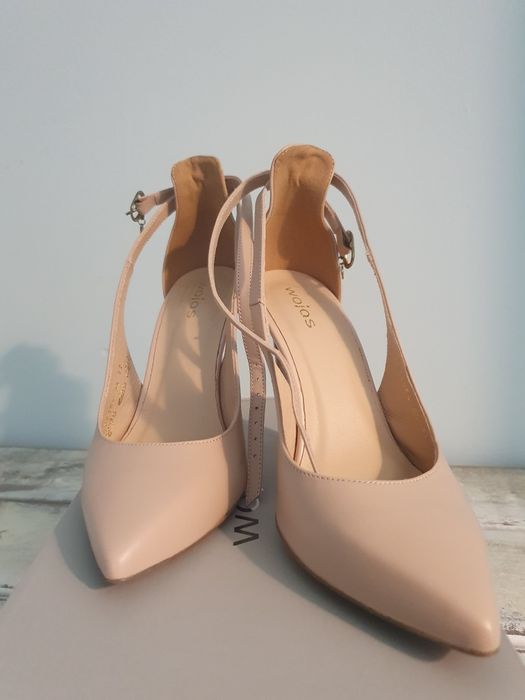 Beżowe czółenka Wojas, zapinane w kostce