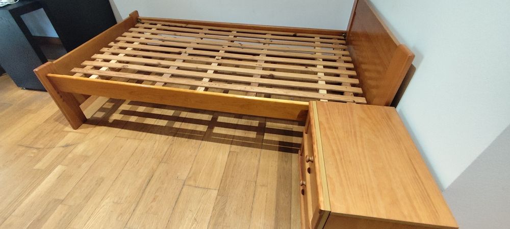 Cama de solteiro com estrado e mesa de cabeceira