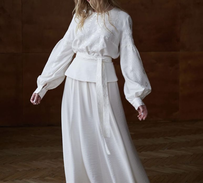 Продаж вишитої сукні