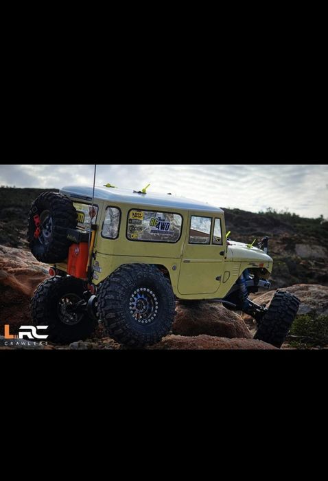 Axial scx10 rc crawler