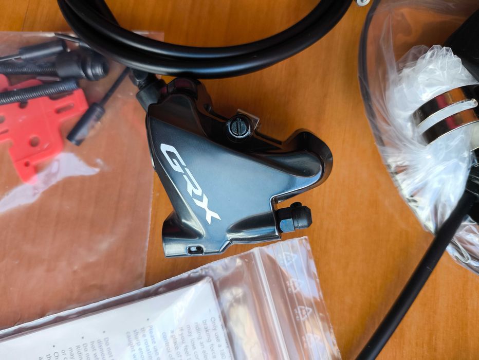 shifters Shimano GRX ST-RX810 e respetivas pinças de travão