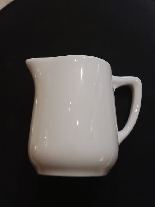 Pequena Leiteira individual da fabrica Vista Alegre - peça rara