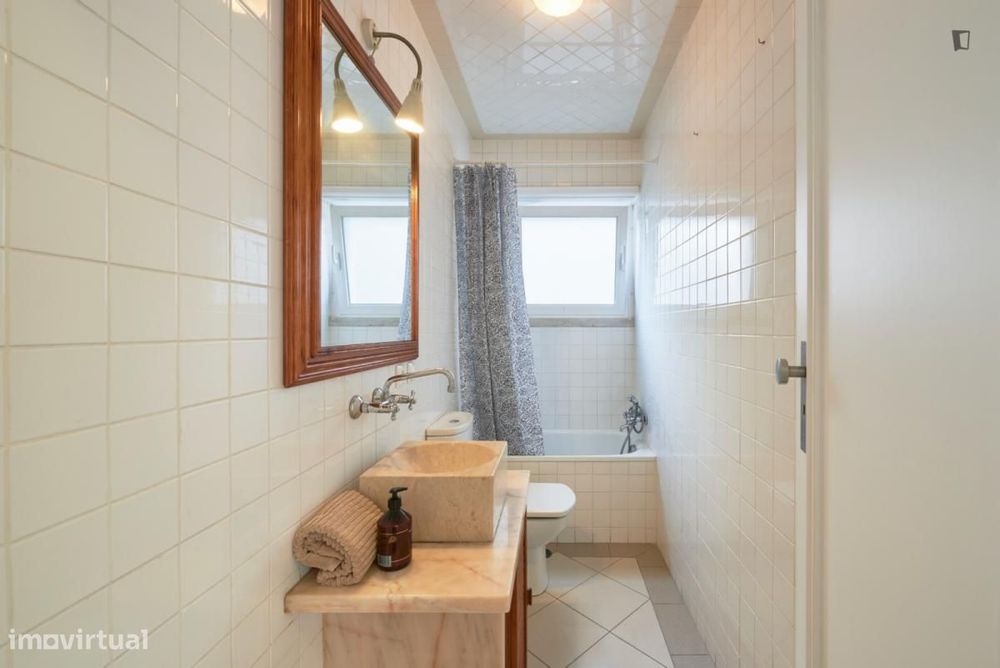 Quarto - localizado em Arroios Lisbon