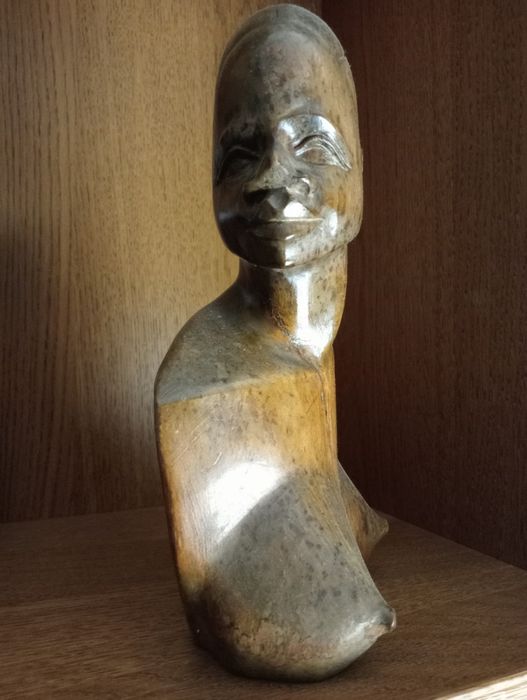 Estatueta africana em madeira