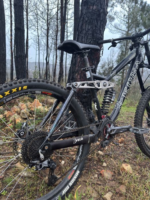 Bicicleta Downhill Kona