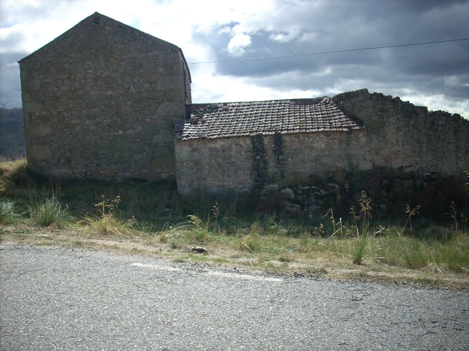 casa e terrenos com vista pá serra da estrela