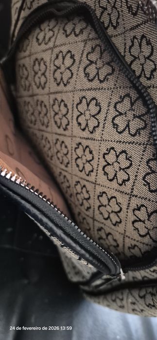 Mochila Feminina com Padrão Monograma e Detalhes em Pele – Prática e E