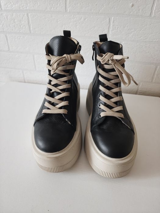 Sneakersy na platformie