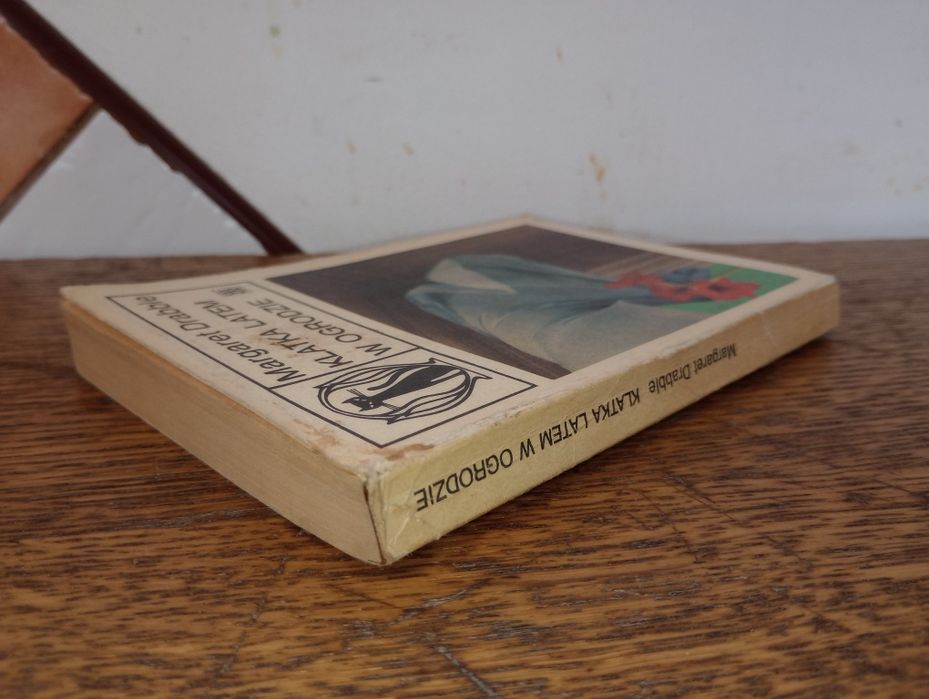Klatka latem w ogrodzie. Margaret Drabble