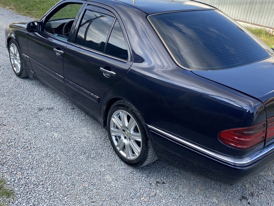 Мерседес Бенс Е210.