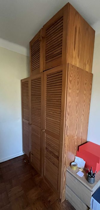 Roupeiro em Pinho Maciço com Armário Superior
