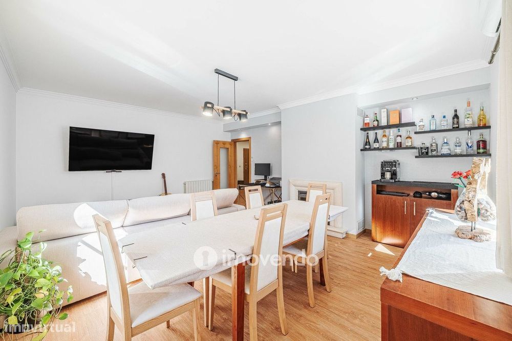 Apartamento T2 moderno, com estacionamento, nas Casas do Lago