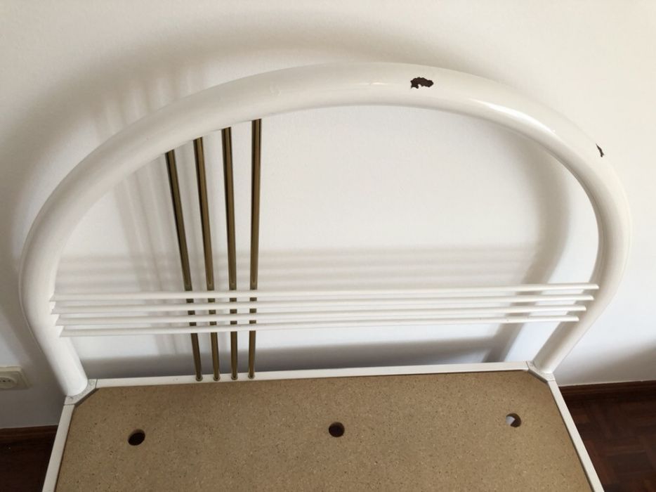 Camas de ferro solteiro em branco e dourado