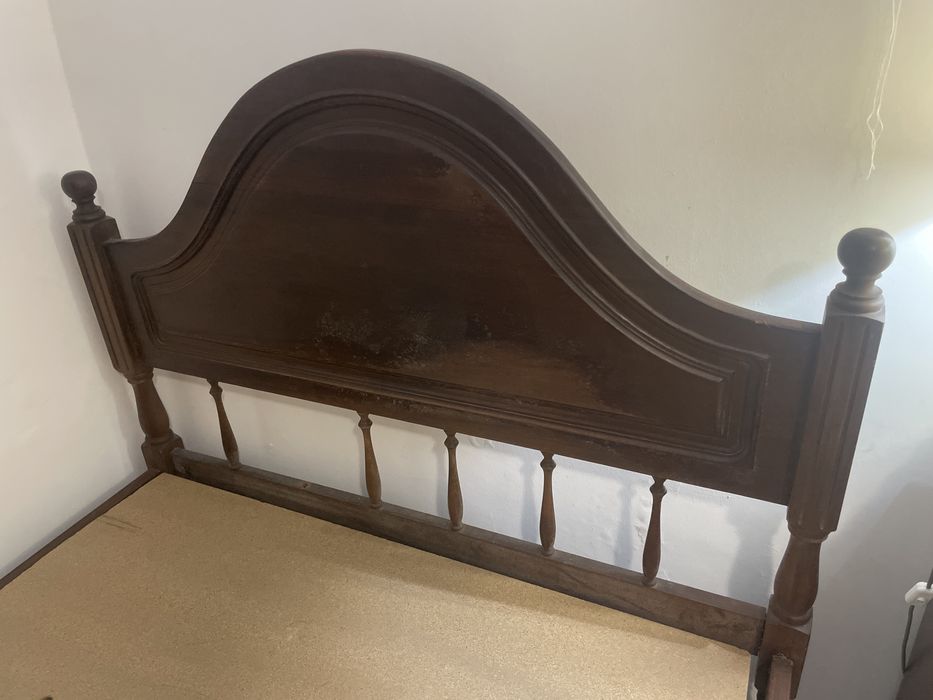 Cama casal 140x190 madeira escura – com estrado, clássica