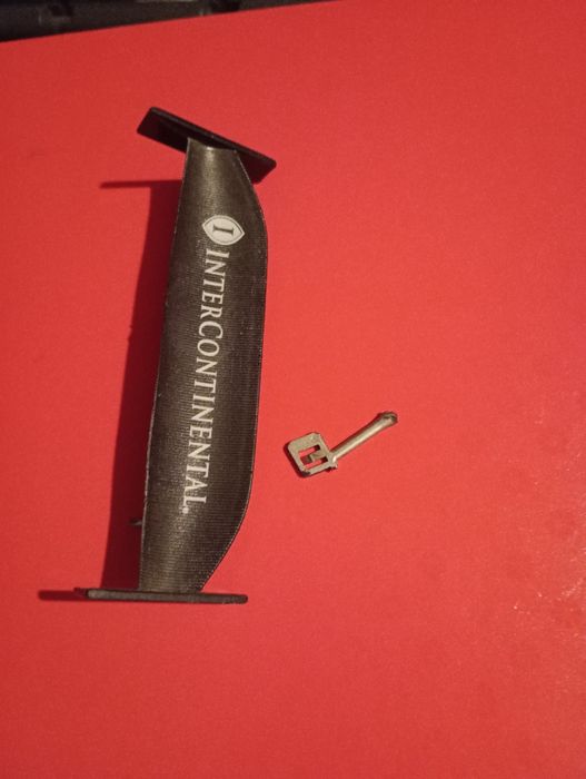 Metalowy Aston Martin DBR9 Gulf solidny model 1:18