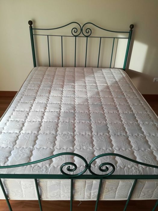 Cama de casal em ferro com estrado e colchão ortopedico