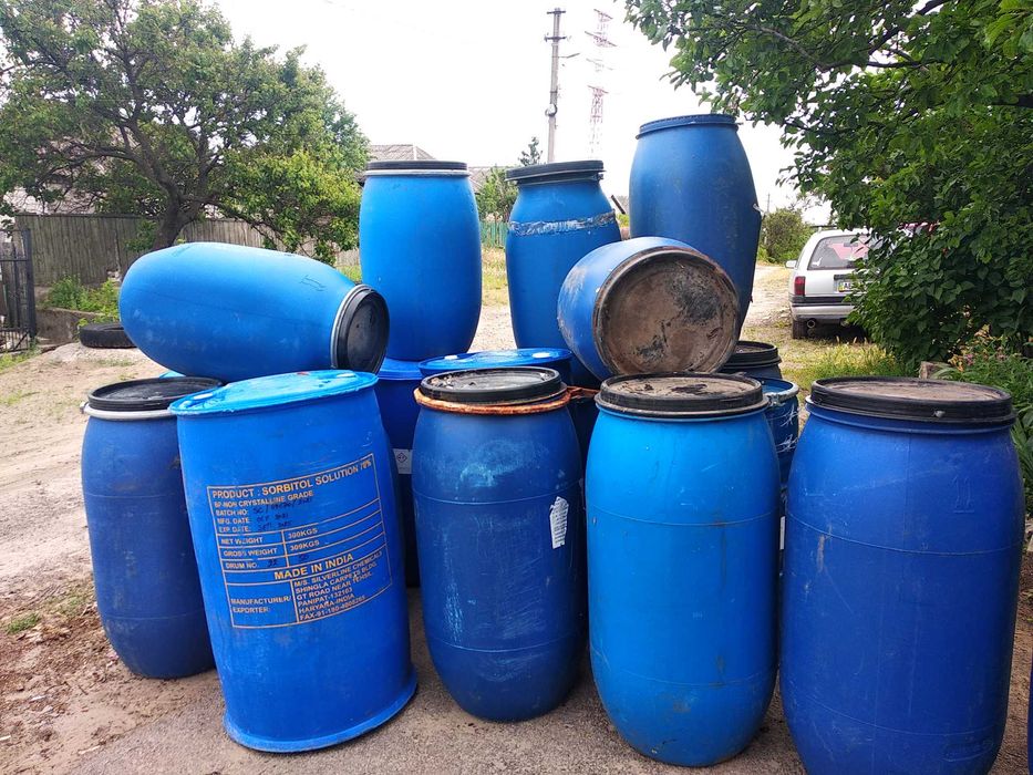 Продам бочки  ХАРЧОВІ пластикові 160-220 литров и железные