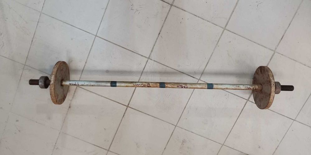 Штанга для занятий спортом 138 см, диаметр 30 мм. Вес 15 кг