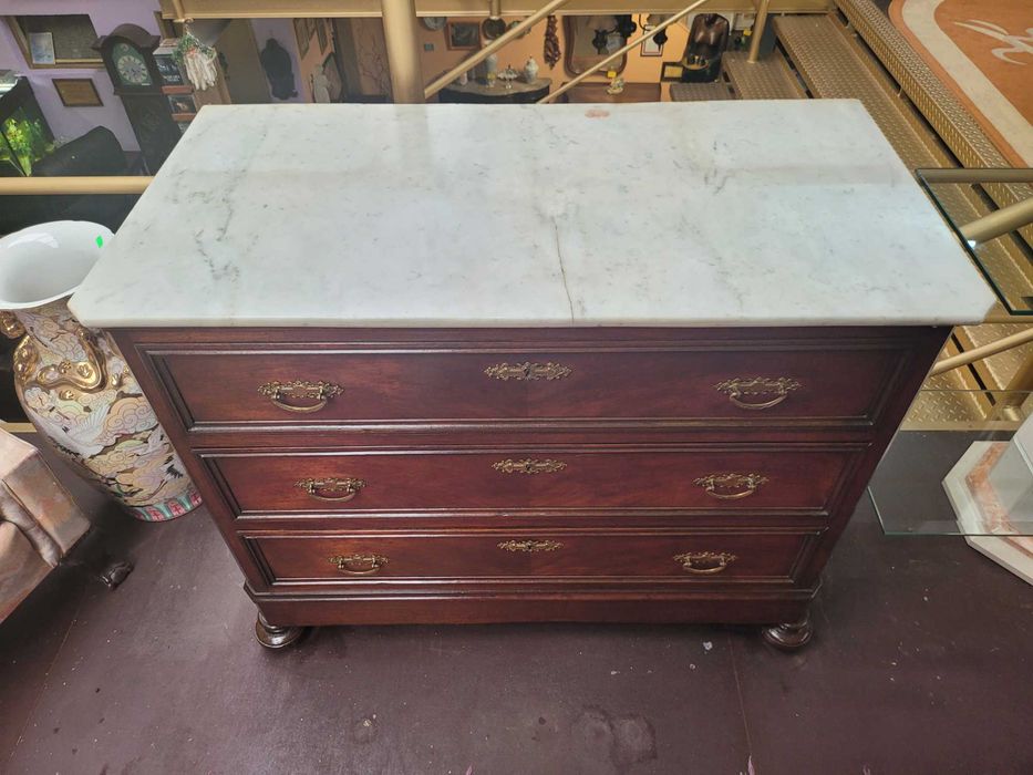 Cómoda muito antiga em madeira com tampo em pedra