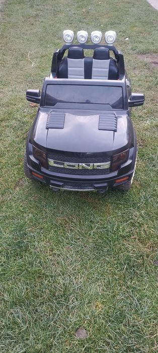 Дитячий електромобіль