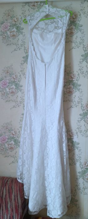 Весільна сукня з відкритою спиною і трішки шлейфом, вселільне плаття.