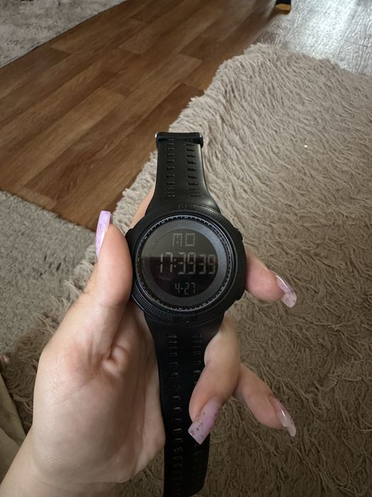 Продам чорний спортивний годинник