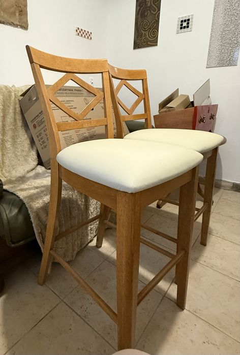 Krzesla stołki barowe hokery z naturalnej skóry i egzotycznego drewna