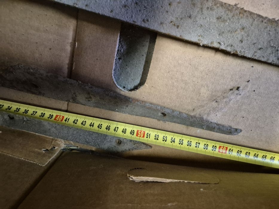 Stare, kute, zawiasy drzwi